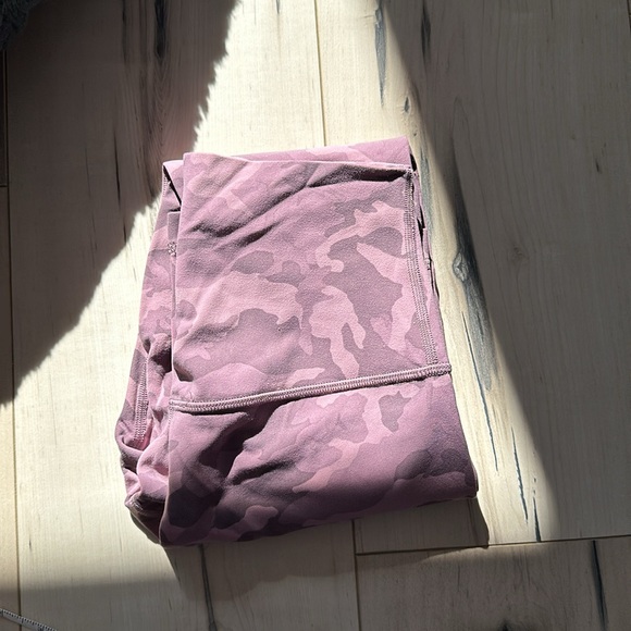 Purple camo Lululemon WU 24” from inseam ( check photos and videos ) Size 4 EUC - Picture 3 of 3